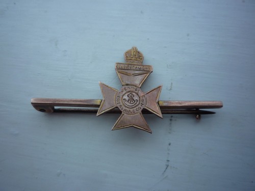 9ct gold pin badge kings - , owns
